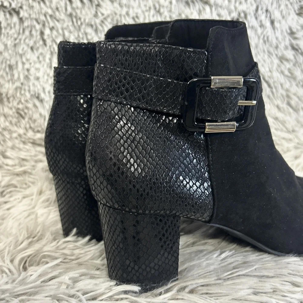 Karen Scott IVYY Black Zip up Almond Toe Ankle Boots Reptile Textured Buckle 9.5